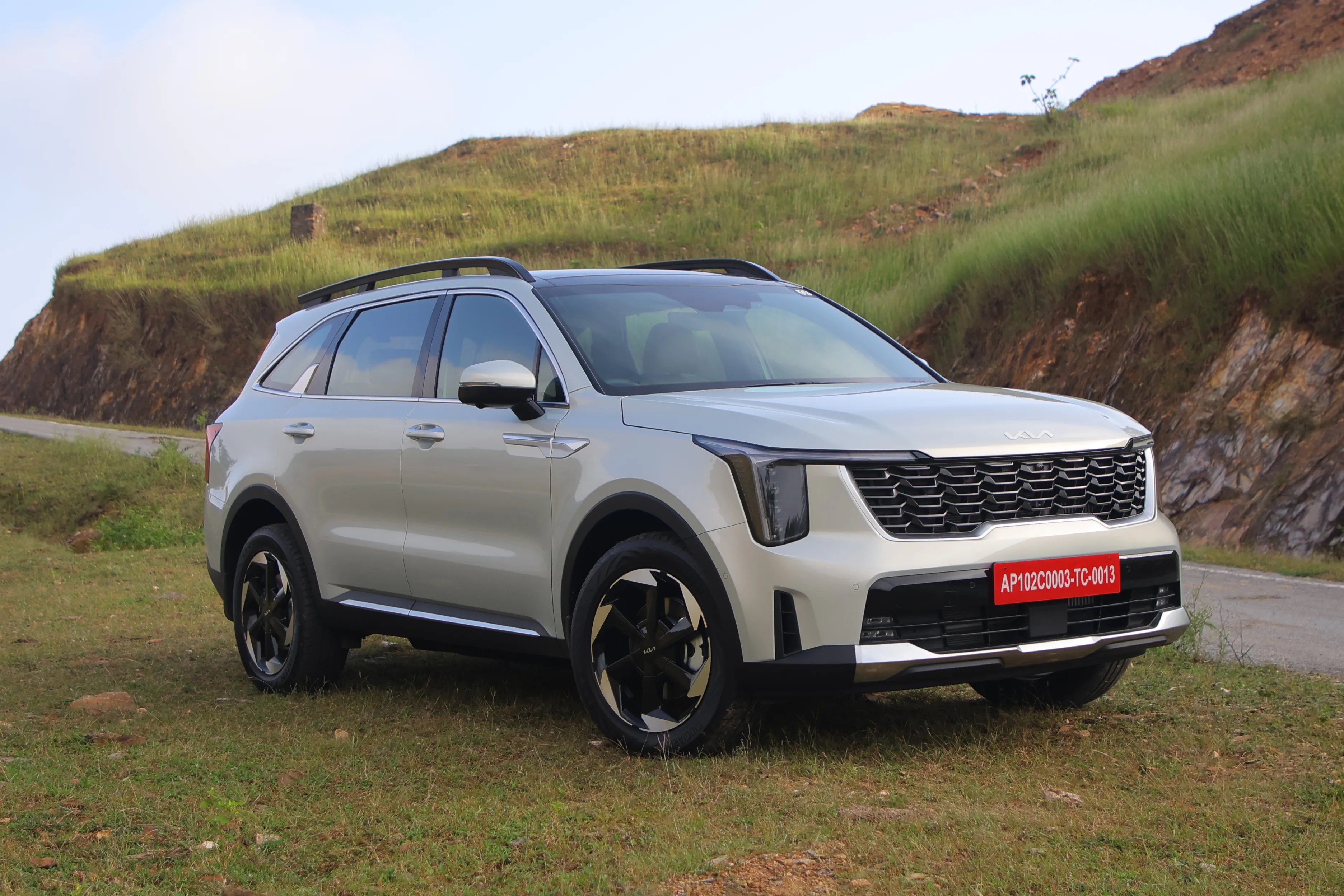 Kia Sorento Front Right View