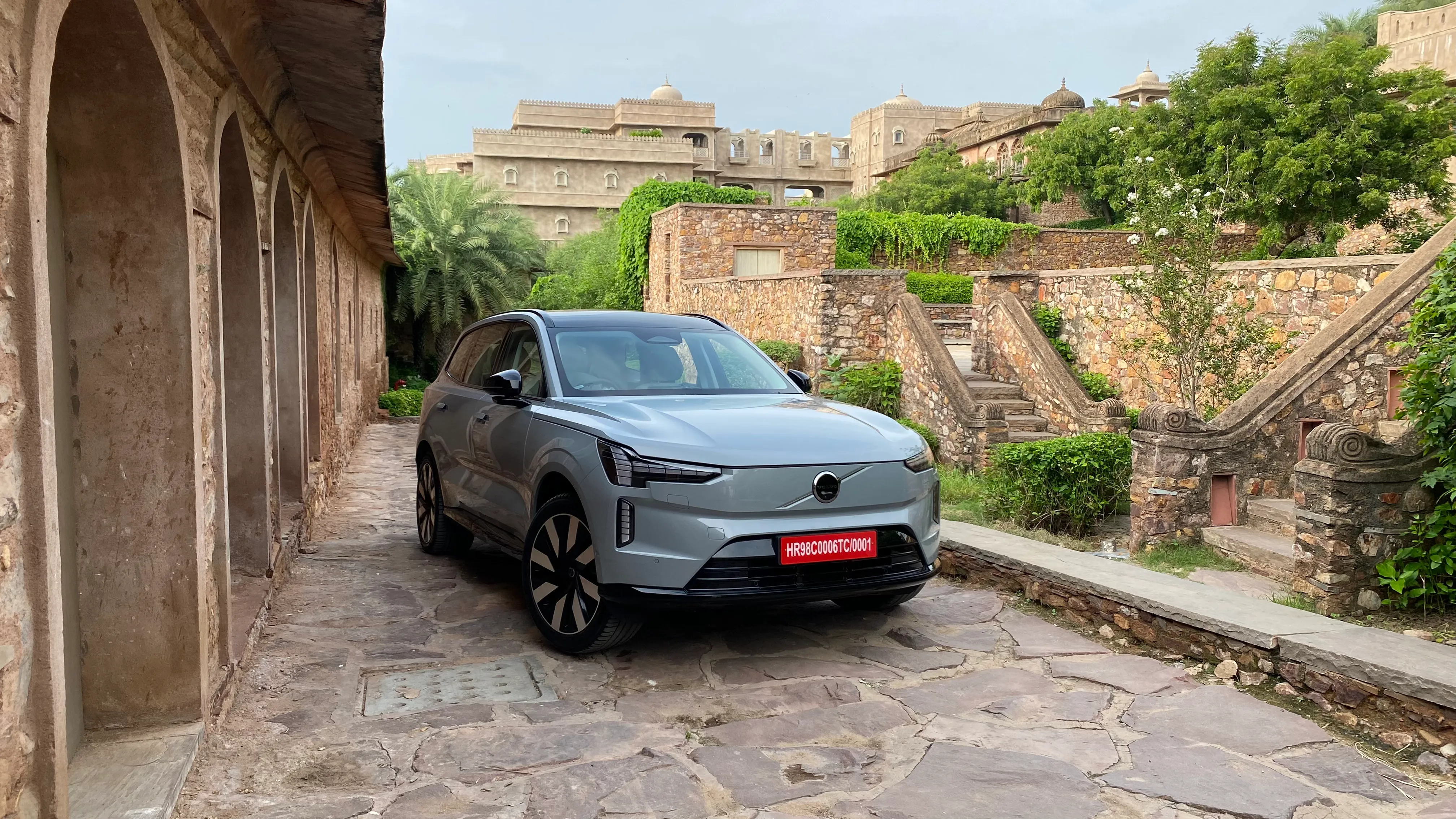 Volvo EX90 Front Right View