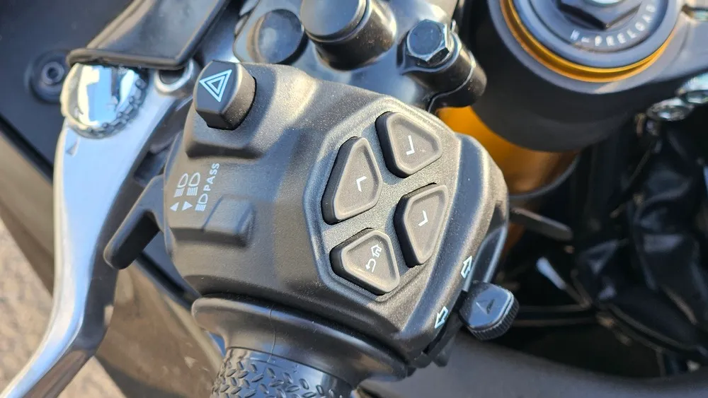 Yamaha YZF-R2 Controller Handle Buttion View